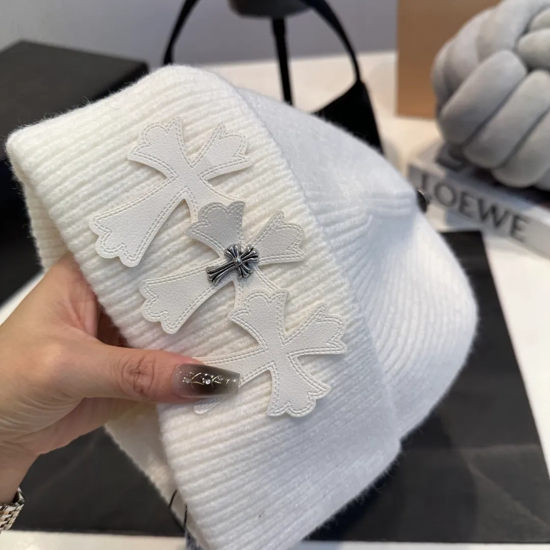 P56 Crow Heart Autumn and Winter Wool Knitted Beanie This must be a favorite of minimalism. It is clean, neat, fashionable and versatile, and will definitely not be picky about your face shape! A fashionable classic that lasts forever! Fashionable black and white can be purchased together